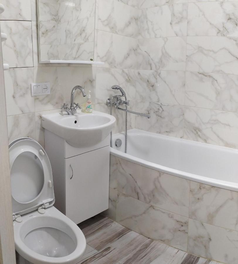 Нова 2Х Кімнатна В Центре Rivne Exteriör bild